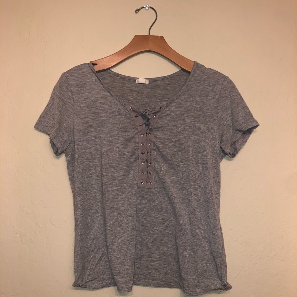 Cropped tee shirt with lace up front